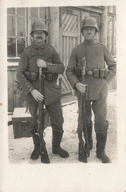 Fotokarte 1. WK Deutsche Sturmsoldaten mit Stahlhelm und Gewehr Rußland 1918