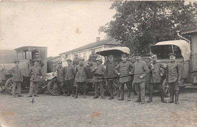 Sturmsoldat Kraftfahrrer am Autos im 1. Weltkrieg Foto