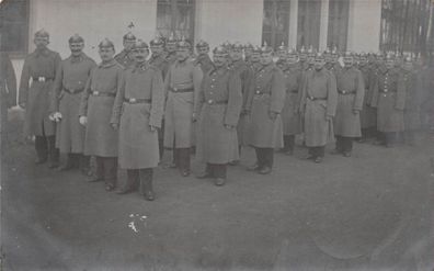 Foto AK 1. WK Soldaten mit Pickelhaube Sachsen Schulterklappe XII Dresden