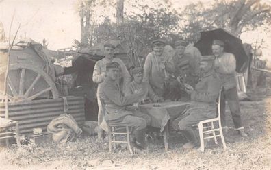 Foto AK 1. WK deutsche Soldaten beim Karten spielen Frankreich 1918