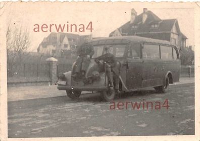 Deutsche Soldaten mit Omnibus in Belgien