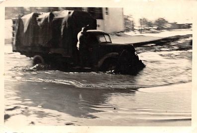 Deutscher LKW Ford bei Wasser Überschwemmung Ostfront