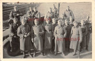 Soldaten vor LKW Krupp - Protze