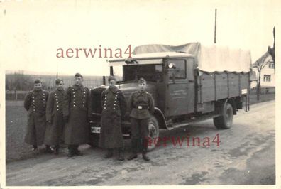 Soldaten der Luftwaffe am LKW Magirus M30