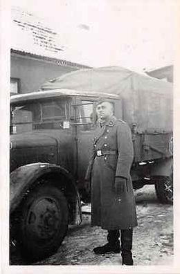 Soldat vor Borgward LKW mit Schneeketten