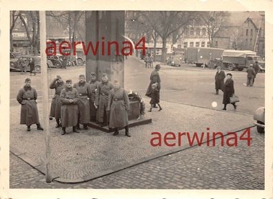 deutsche Soldaten am Denkmal in Böhmen