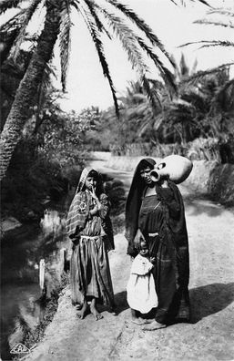 Arabische Frau mit Kinder Wasserträgerin Foto Karte