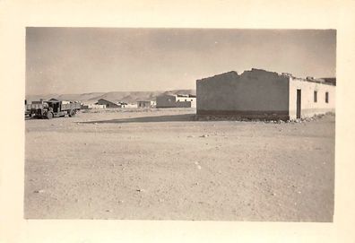 Zerstörte engl. LKW in Siedlung bei Bengasi Libyen Afrika