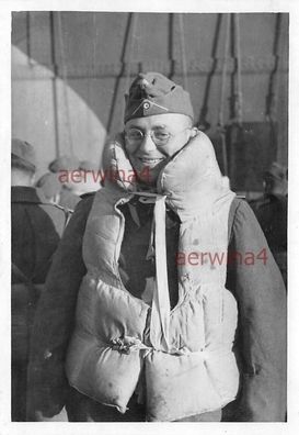 deutscher Soldat mit Schwimmweste Hafen Aalborg Dänemark