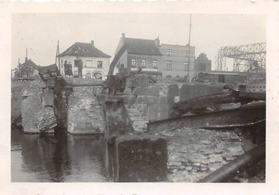 Gesprengte Brücke am Bahnhof Güterbahnhof Westfront