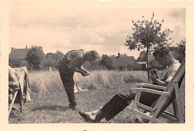 Ruhepause Soldat im Liegerstuhl bei Ypern Belgien