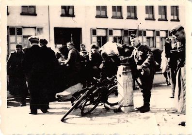 Soldaten beim Essen an Feldküche in Brügge Belgien