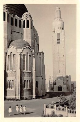 Belg. Mädchen am Denkmal in Lüttich Belgien