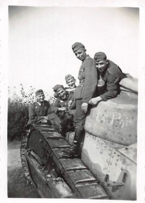 Deutsche Soldaten auf franz. Panzer FT - 17 De Panne Belgien