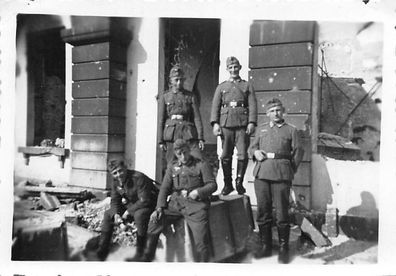 Deutsche Soldaten an zerstörten Haus Ostende Flandern Belgien