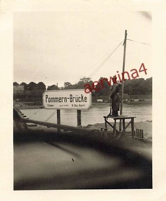 Deutsche Behelfsbrücke über die Maas bei Namur Belgien