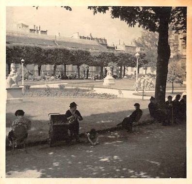 französische Frauen sitzen Park in Bordeaux Frankreich