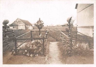 Franz. Gräber mit Stahlhelm bei Albert Frankreich