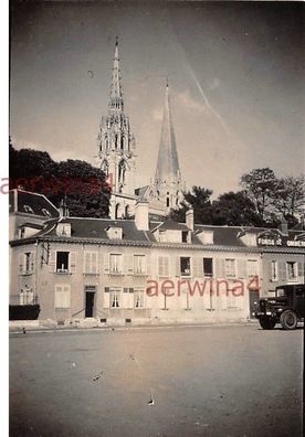 LKW an der Kathedrale in Chartres Frankreich