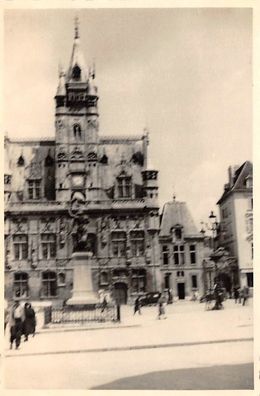 Rathaus mit Denkmal in Compiegne Frankreich