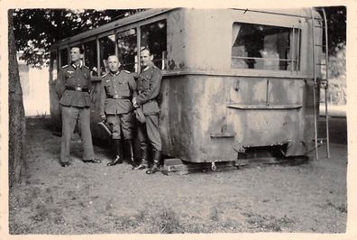 Soldaten vor zerstörten Omnibus Paris Frankreich