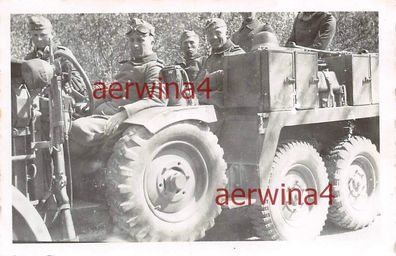 Soldaten Panzerabwehrabt. 42 mit LKW Krupp Protze Cambrai Frankreich