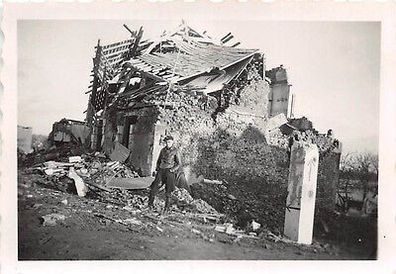 Soldat mit Ledejacke am zerstörte Haus bei Sedan Frankreich