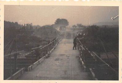 Soldat auf Notbrücke über die Maine Beschuß Frankreich Foto