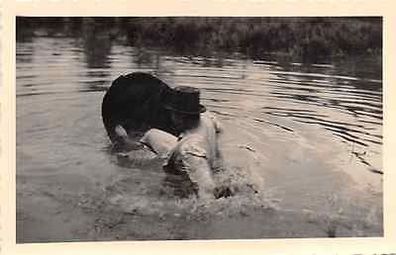 Soldat beim Baden mit Zylinder Vernon Frankreich