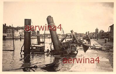 Versenkte Boote Schlepper im Hafen Dünkirchen Frankreich