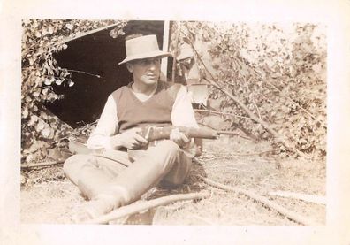 Verkleideter Soldat mit Gewehr am Flugplatz Saint - Omer Frankreich