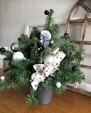 38x40cm Winterzauber Schwarz-weiß mit Topf Tischgesteck Weihnachtsgesteck Strauß