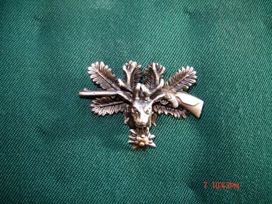 Anstecknadel Hutabzeichen Jagdbrosche Rehbock Kopf Daxn und Gewehr echt versilbert