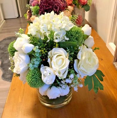 Weiße Rosen in Glas Vase Kunst Seiden Blumen Hortensie Beeren Arrangement Strauß