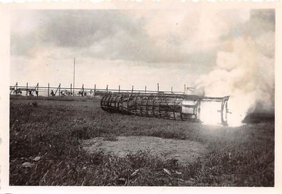 Brennendes Flugzeugteil bei Cambrai Frankreich