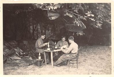 Deutsche Soldaten beim Karten Spiel Chamouille Frankreich