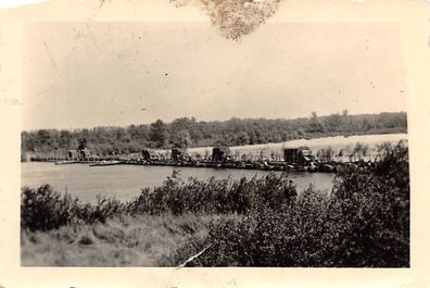 Deutsche LKW Kriegsbrücke über die Loire Frankreich