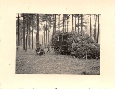 Getarnter Funkwagen Opel Blitz bei Übung