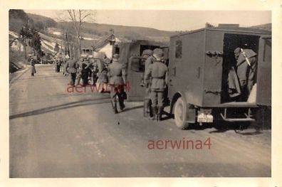 Kolonne LKW deutsche Soldaten Fahrt nach Wien Österreich