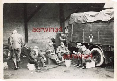 Mittagessen deutsche Soldaten am LKW Borgward 3t