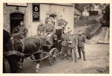 Soldaten mit Kutsche am Gasthaus im Moseltal Westwall