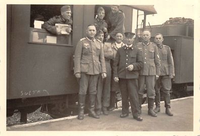 Schaffner mit Deutsche Soldaten am Zug Bahnhof Höhebach