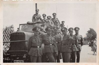 Soldaten vor Henschel - LKW bei Kamenz 2. WK Orig. Foto