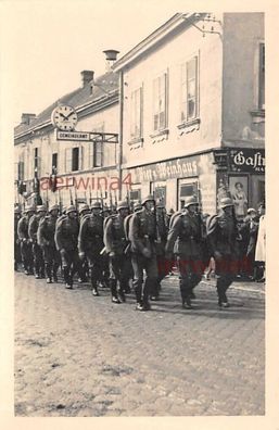 deutsche Soldaten marschieren am Gemeindeamt