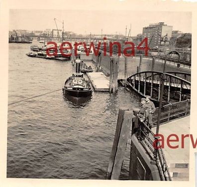 deutsche Soldaten am Hafen von Hamburg