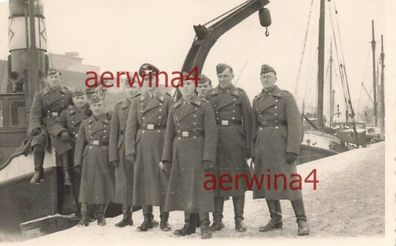 Deutsche Luftwaffen Soldaten am Hafen von Lübeck