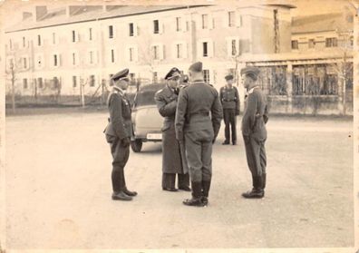 Deutscher Offizier mit PKW in Kaserne an der Ostfront