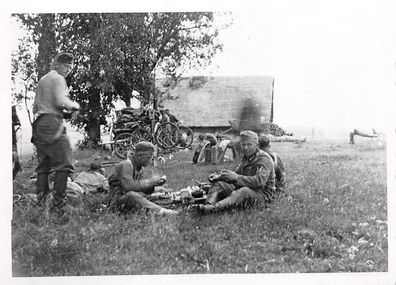 Fahrrad-Kompanie beim Frühstück an der Ostfront