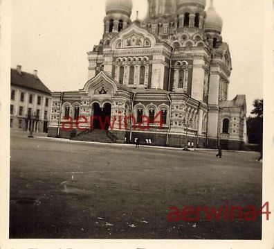 Frau an der Kathedrale in Riga Lettland Ostfront