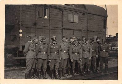 Gruppenfoto deutsche Soldaten am Zug - Fahrt an die Ostfront